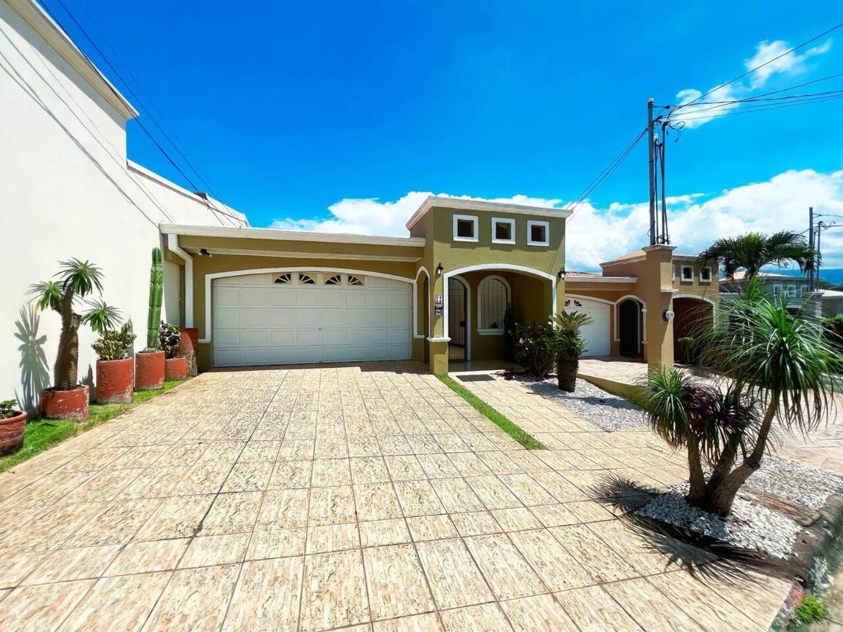 Beautiful Home W/ Backyard, Ac - Close To Airport Brasil Extérieur photo